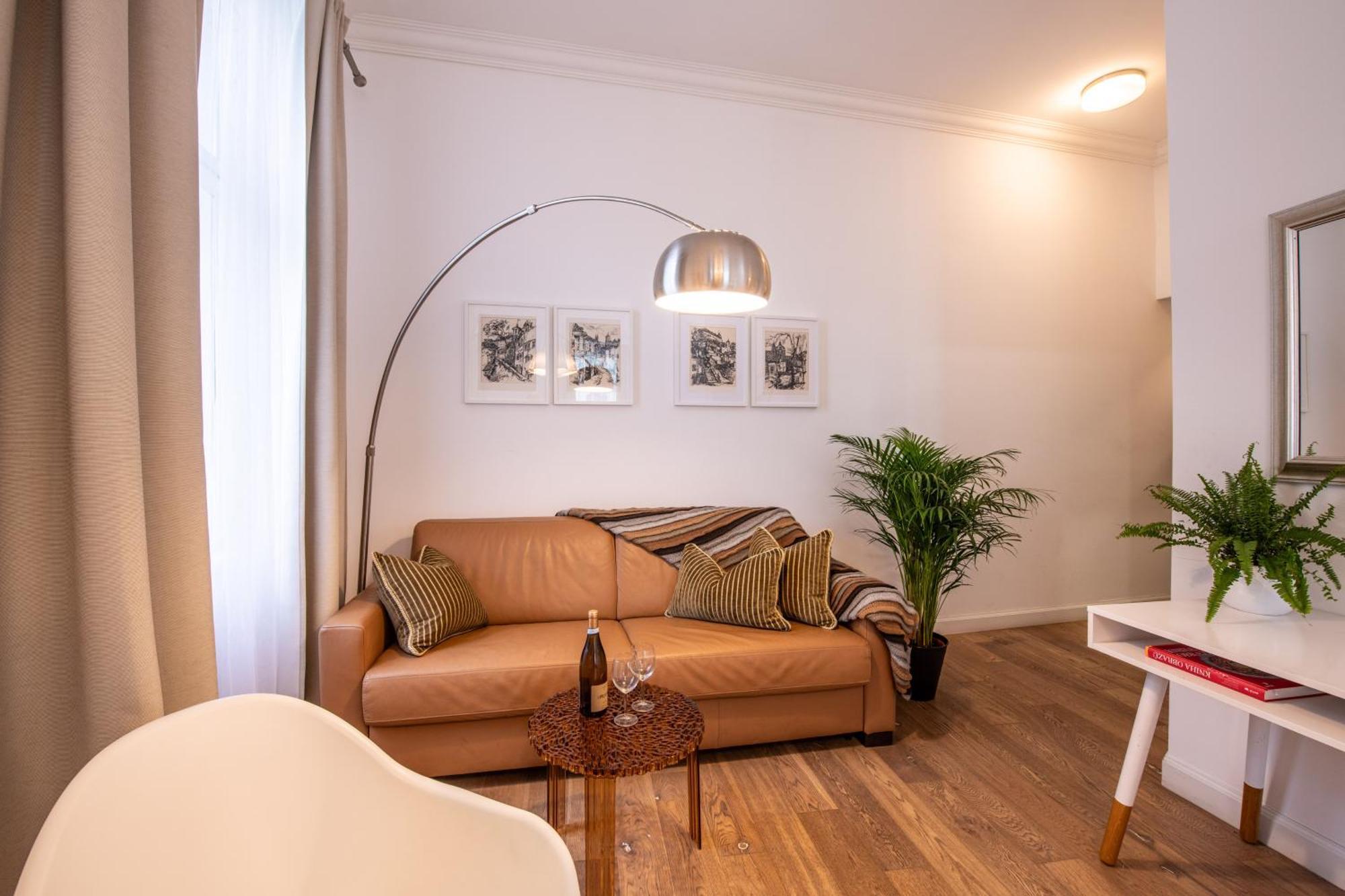 Modern Downtown Apt - Renovated, On Ideal Location プラハ エクステリア 写真