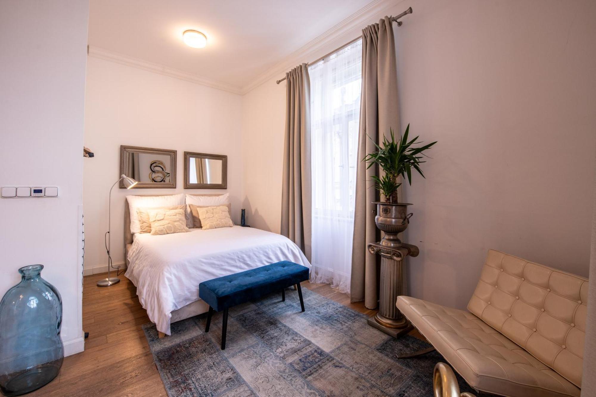 Modern Downtown Apt - Renovated, On Ideal Location プラハ エクステリア 写真