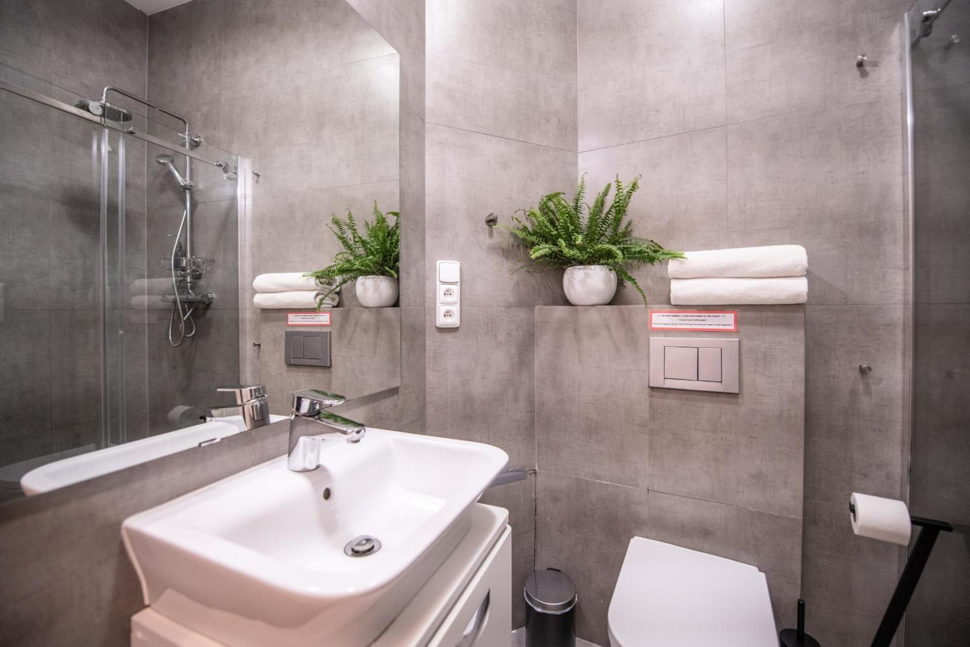 Modern Downtown Apt - Renovated, On Ideal Location プラハ エクステリア 写真