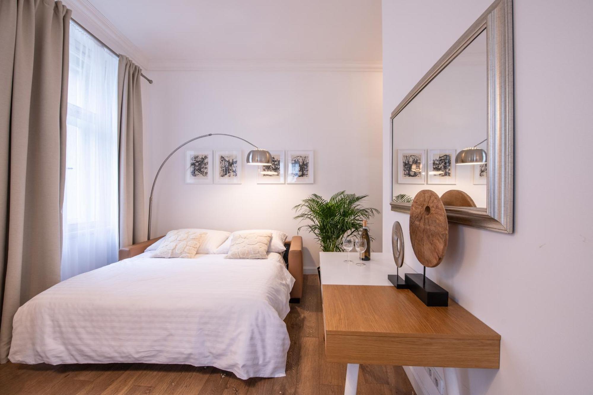 Modern Downtown Apt - Renovated, On Ideal Location プラハ エクステリア 写真