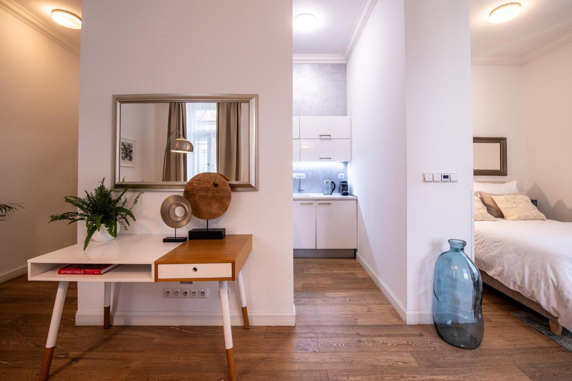 Modern Downtown Apt - Renovated, On Ideal Location プラハ エクステリア 写真