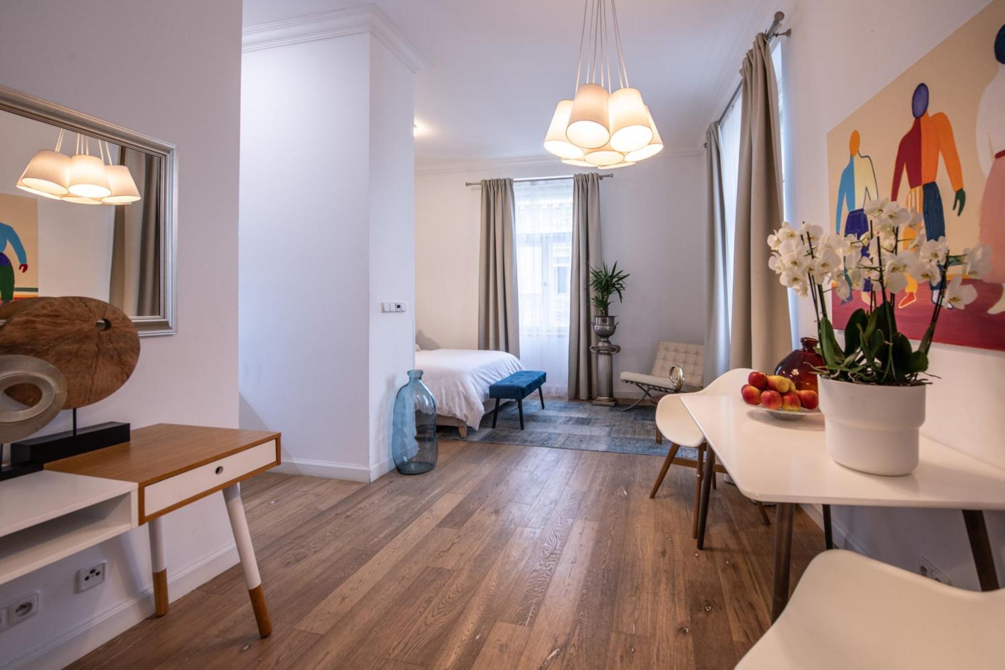 Modern Downtown Apt - Renovated, On Ideal Location プラハ エクステリア 写真