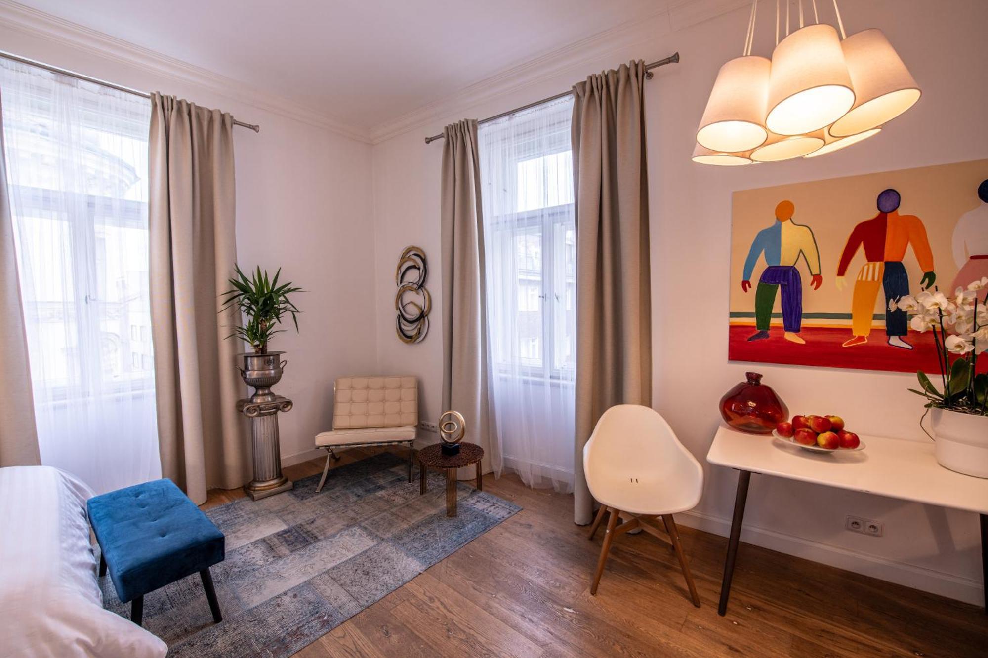 Modern Downtown Apt - Renovated, On Ideal Location プラハ エクステリア 写真