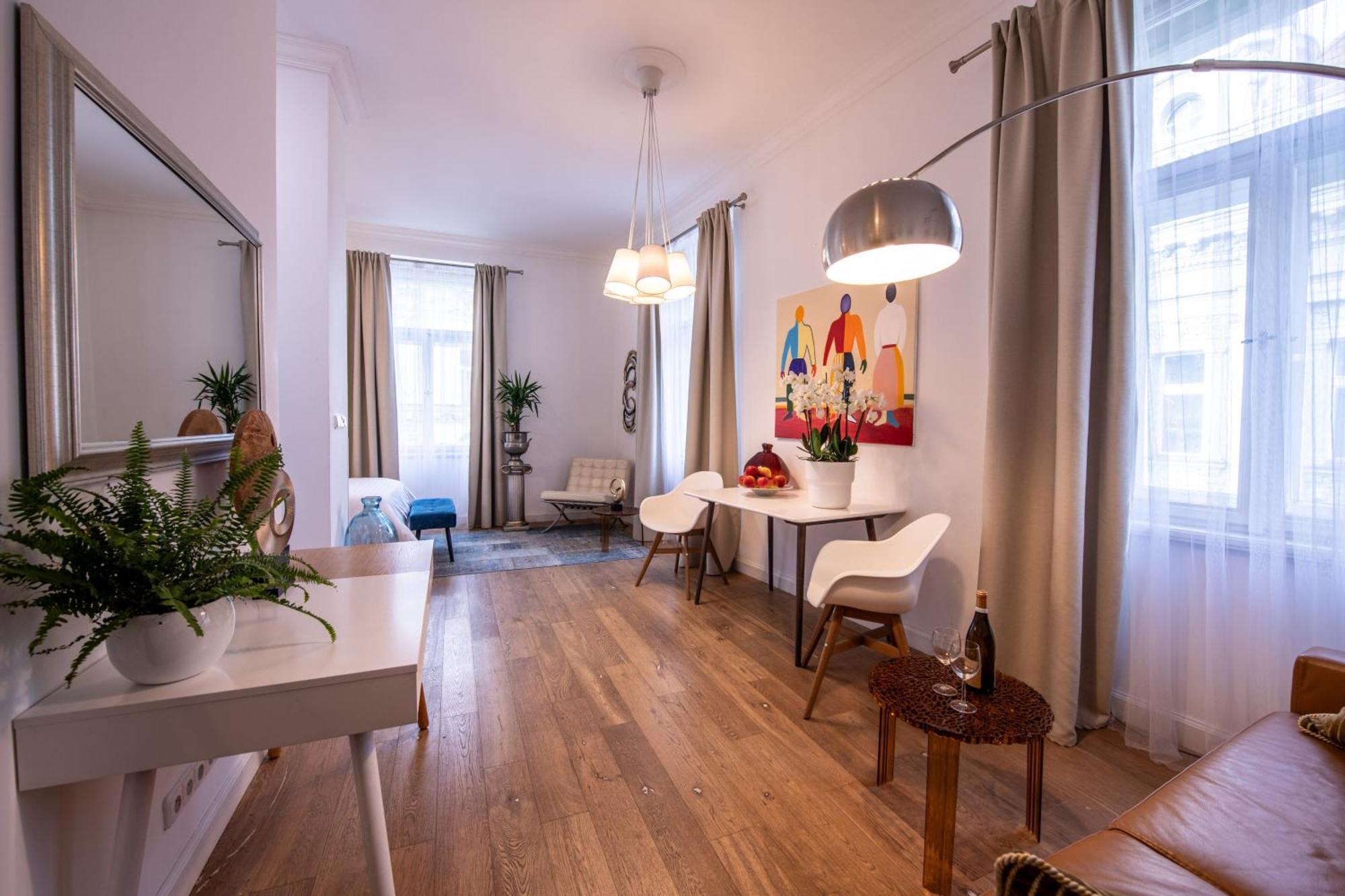 Modern Downtown Apt - Renovated, On Ideal Location プラハ エクステリア 写真