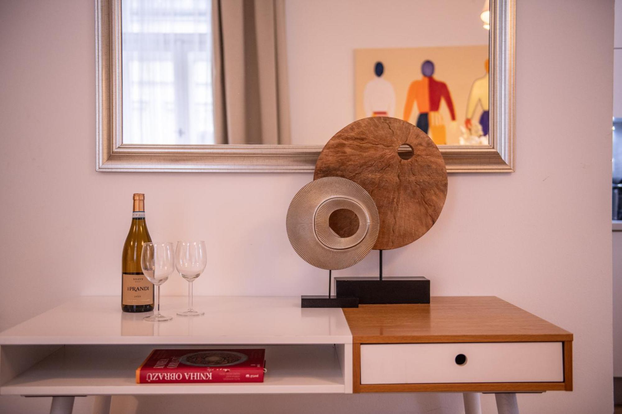 Modern Downtown Apt - Renovated, On Ideal Location プラハ エクステリア 写真