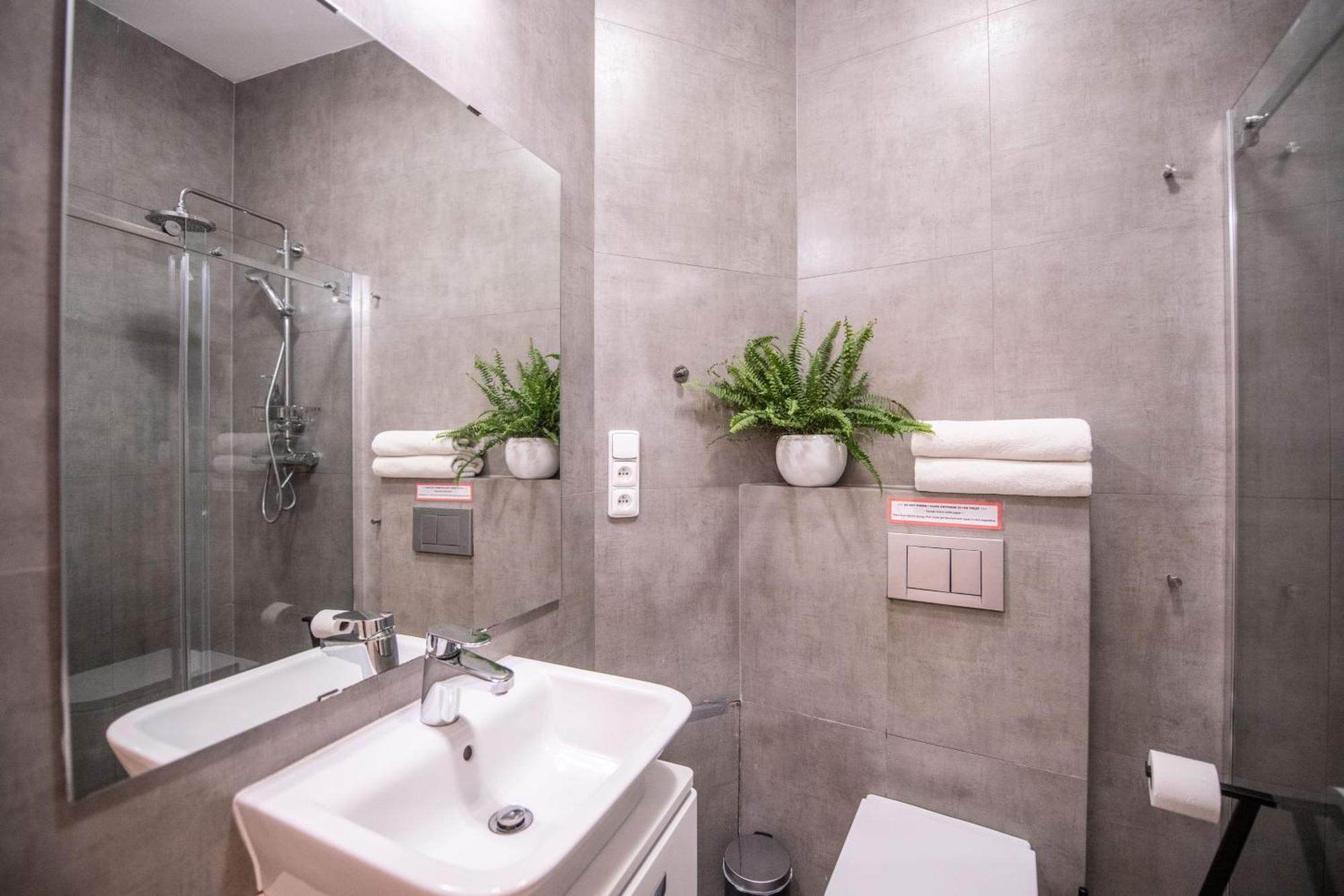 Modern Downtown Apt - Renovated, On Ideal Location プラハ エクステリア 写真