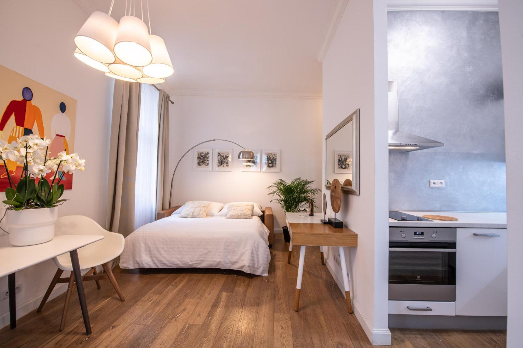 Modern Downtown Apt - Renovated, On Ideal Location プラハ エクステリア 写真