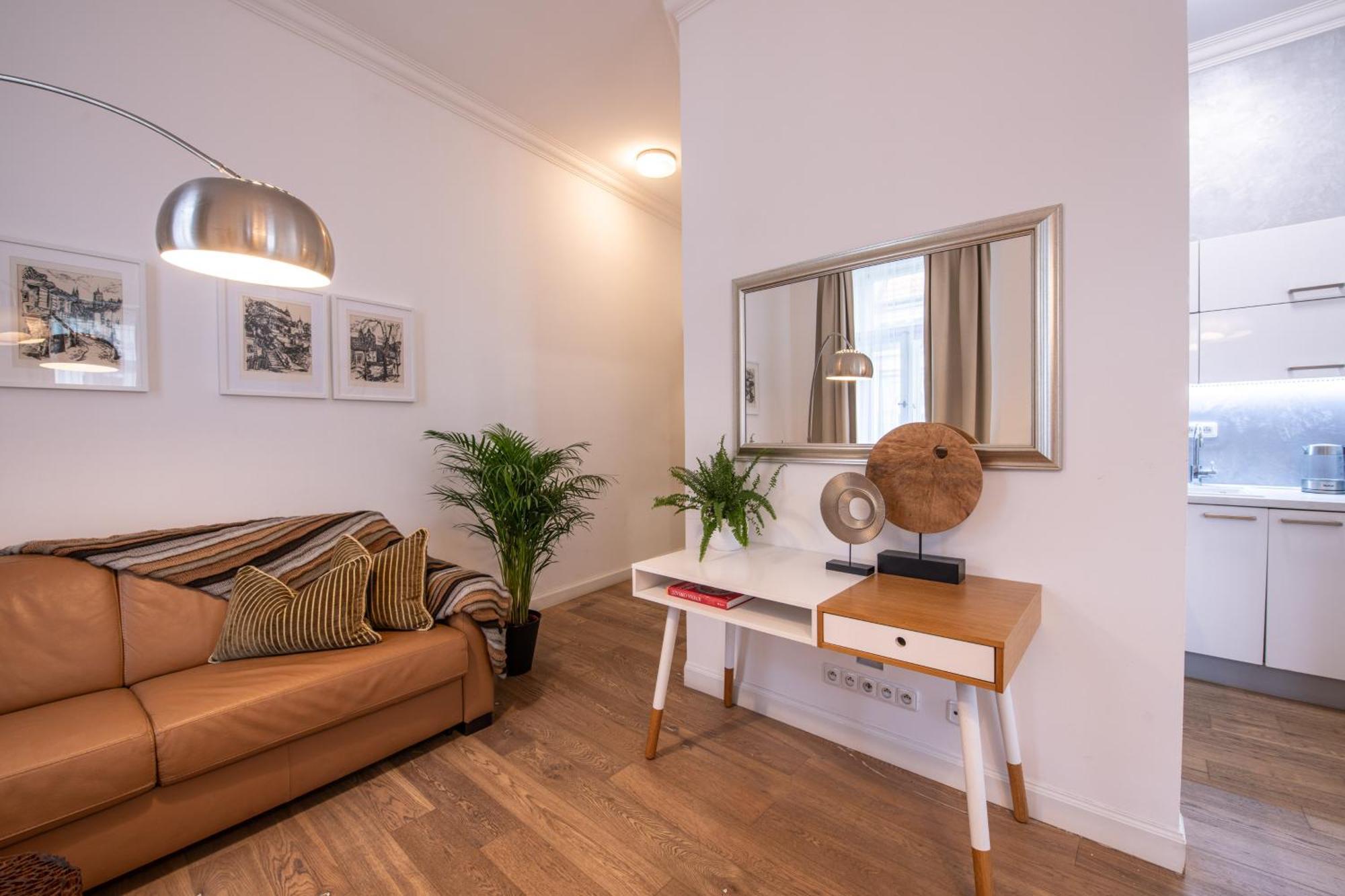 Modern Downtown Apt - Renovated, On Ideal Location プラハ エクステリア 写真