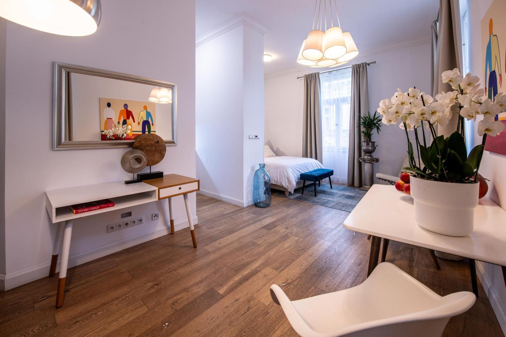 Modern Downtown Apt - Renovated, On Ideal Location プラハ エクステリア 写真