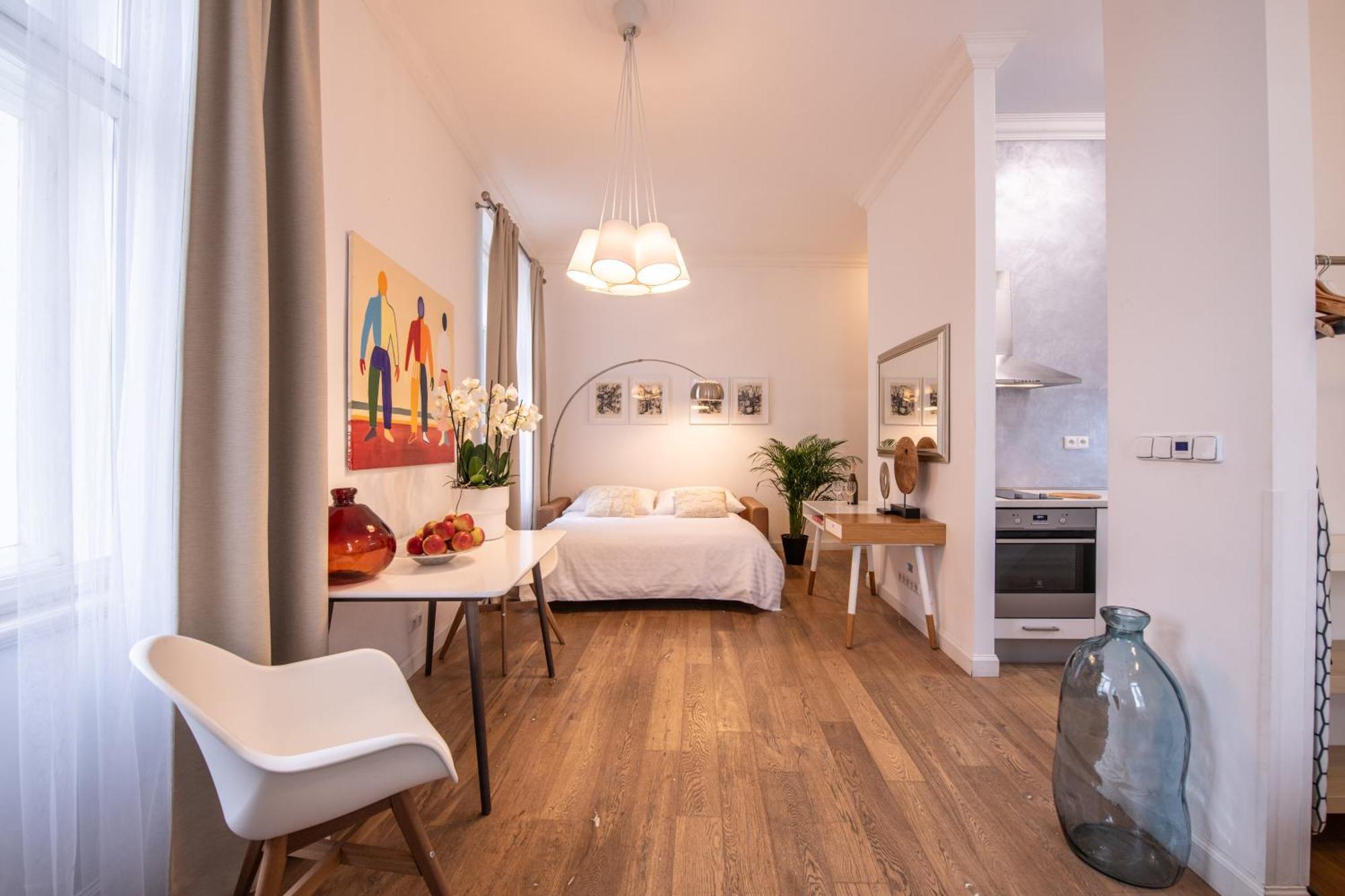 Modern Downtown Apt - Renovated, On Ideal Location プラハ エクステリア 写真