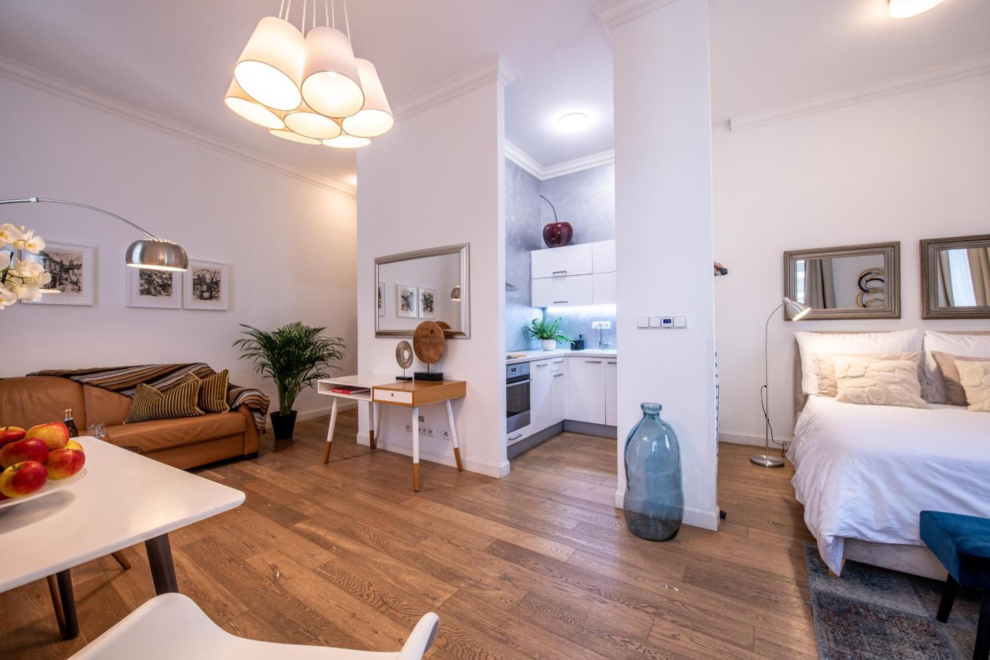 Modern Downtown Apt - Renovated, On Ideal Location プラハ エクステリア 写真