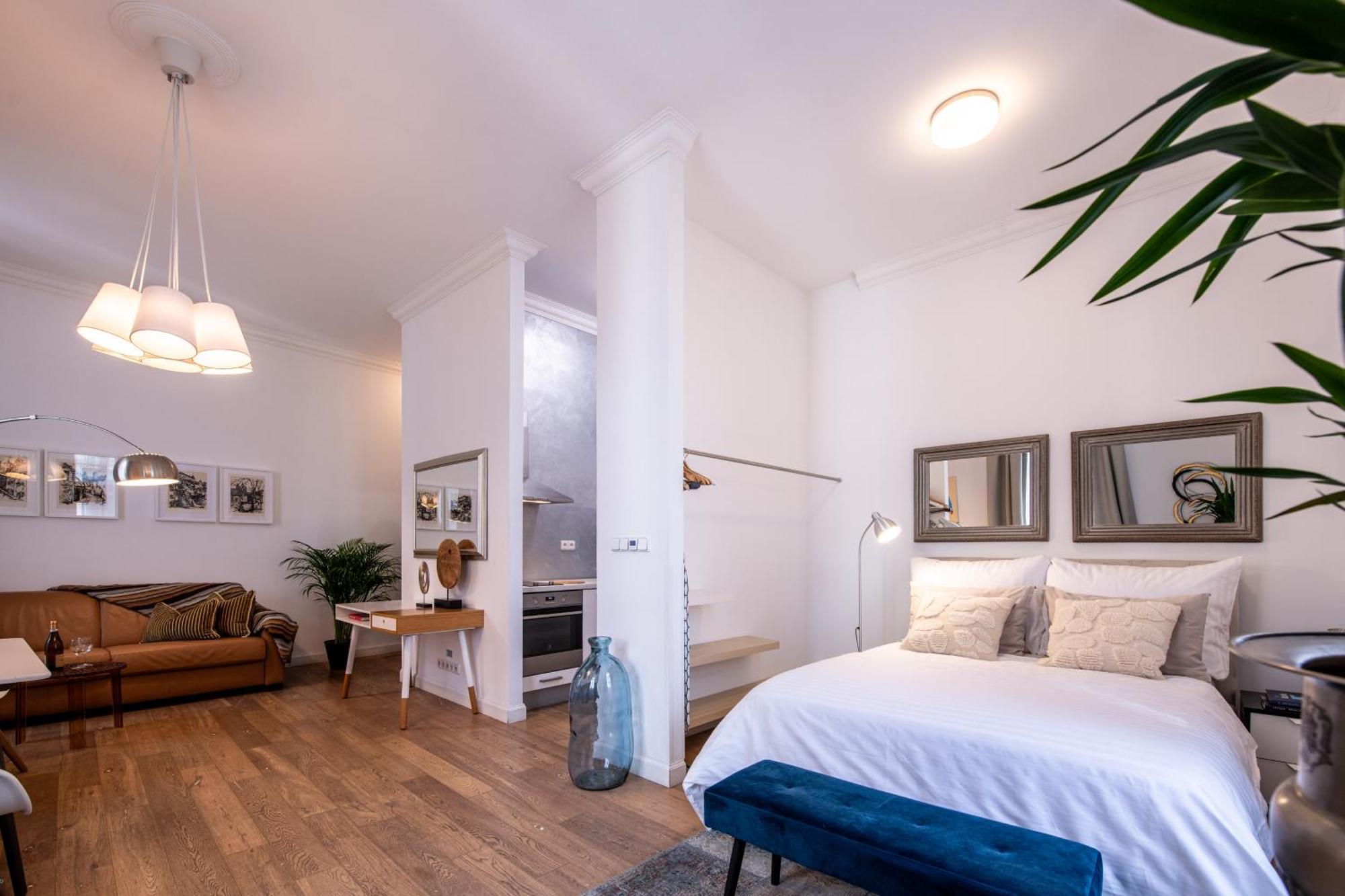 Modern Downtown Apt - Renovated, On Ideal Location プラハ エクステリア 写真